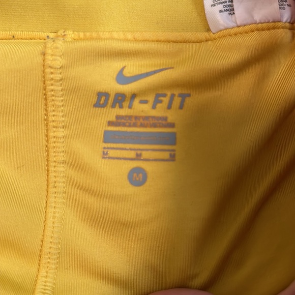 Nike Live Strong workout shorts with compression - Picture 2 of 2